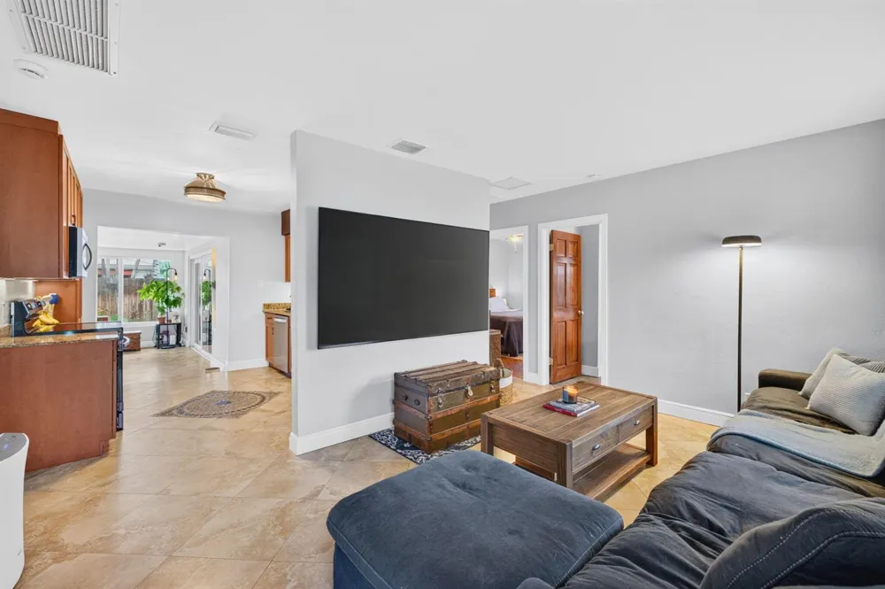 4670 NE 4TH AVENUE Oakland Park, FL 33334