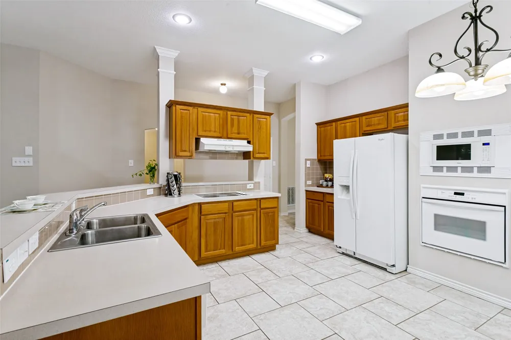 1609 Shadow Crest Drive Corinth, TX 76210