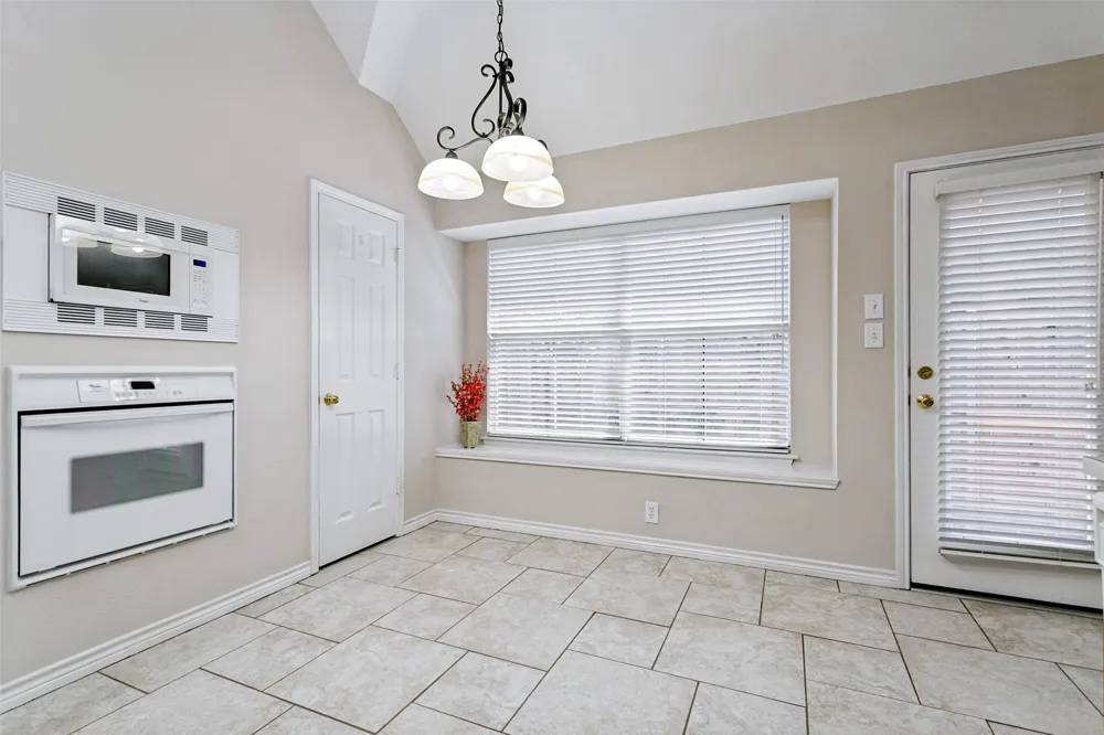 1609 Shadow Crest Drive Corinth, TX 76210