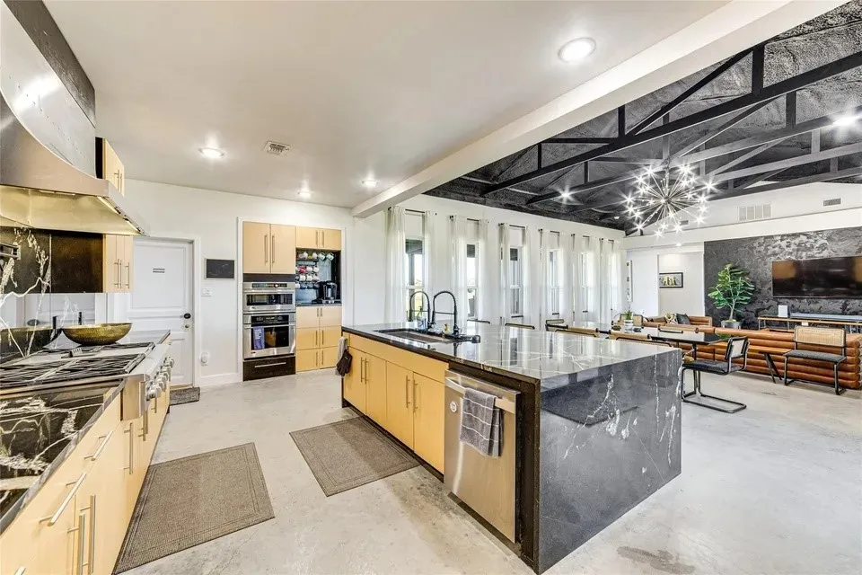 1841 Rs County Road 1402 Point, TX 75472
