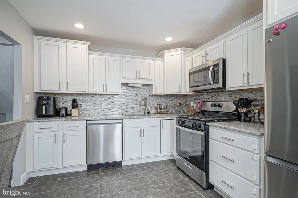 405 E EVESHAM AVENUE Magnolia, NJ 08049