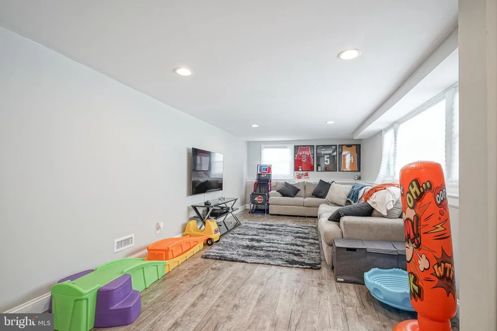 405 E EVESHAM AVENUE Magnolia, NJ 08049