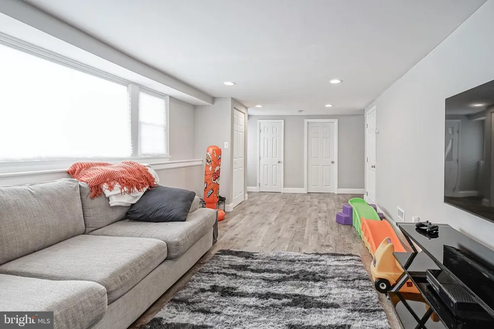 405 E EVESHAM AVENUE Magnolia, NJ 08049