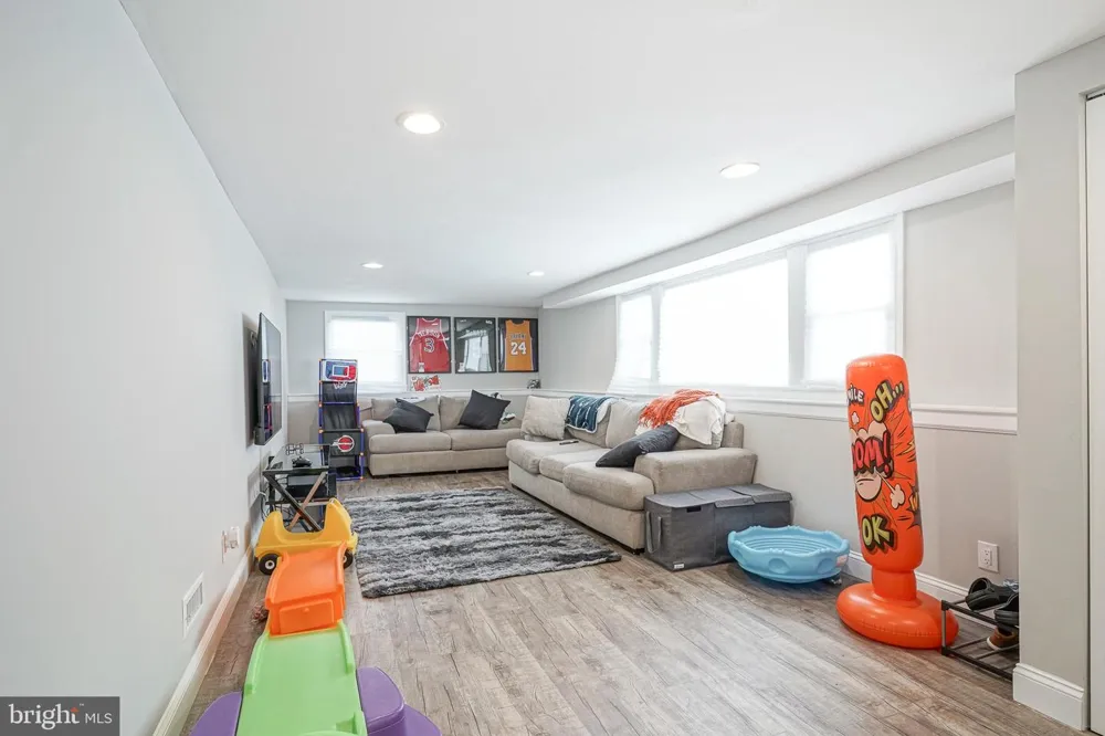 405 E EVESHAM AVENUE Magnolia, NJ 08049