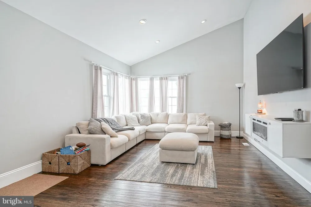 405 E EVESHAM AVENUE Magnolia, NJ 08049