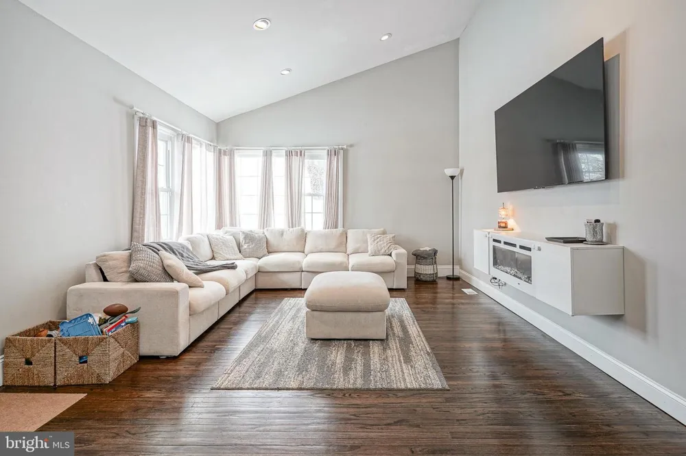 405 E EVESHAM AVENUE Magnolia, NJ 08049