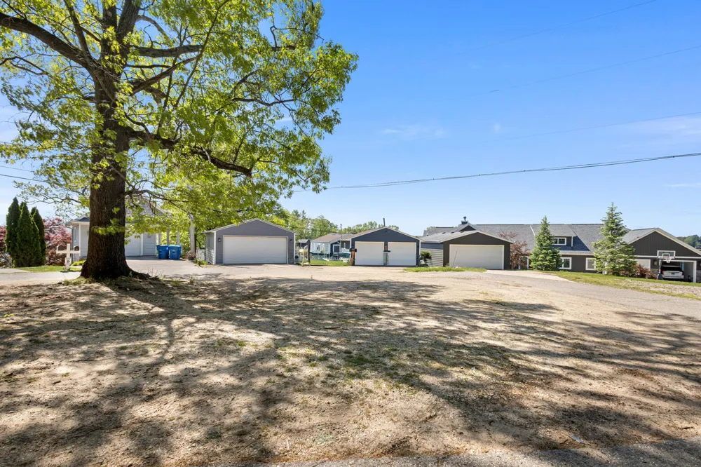 1304 Eagle Lake Drive Kalamazoo, MI 49009