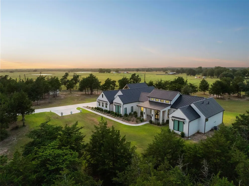 598 Vineyard View Trail Carmine, TX 78932