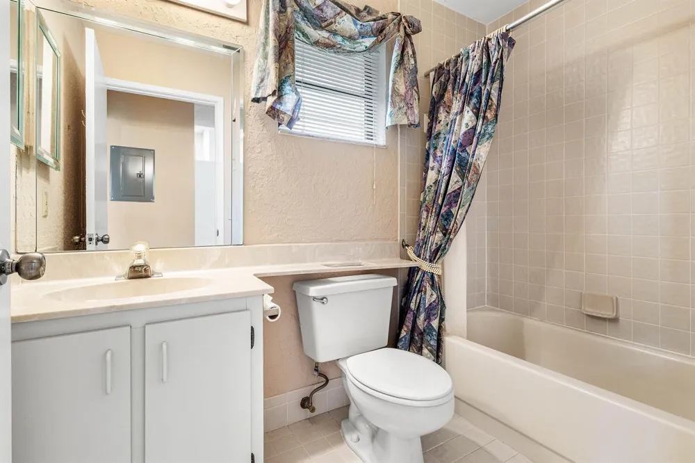 8271 SUN LAKE DRIVE Boca Raton, FL 33496