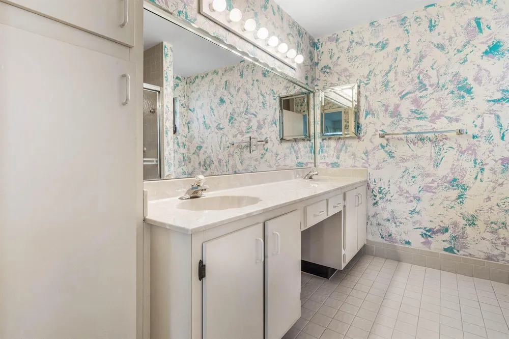 8271 SUN LAKE DRIVE Boca Raton, FL 33496