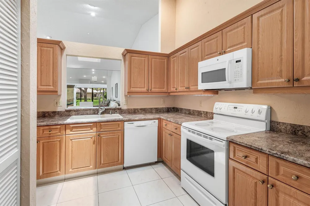 8271 SUN LAKE DRIVE Boca Raton, FL 33496