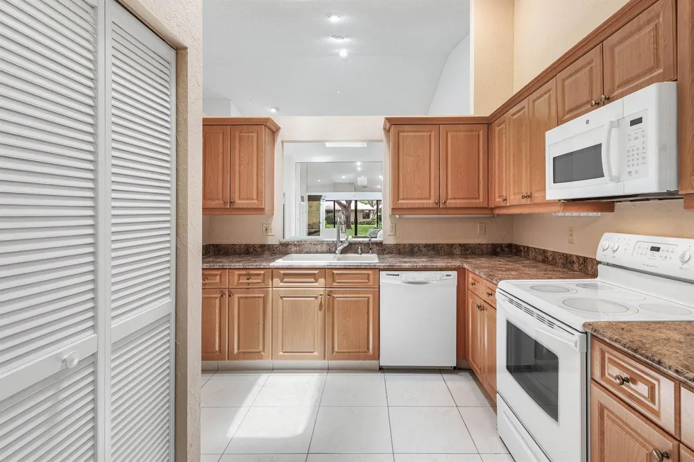8271 SUN LAKE DRIVE Boca Raton, FL 33496