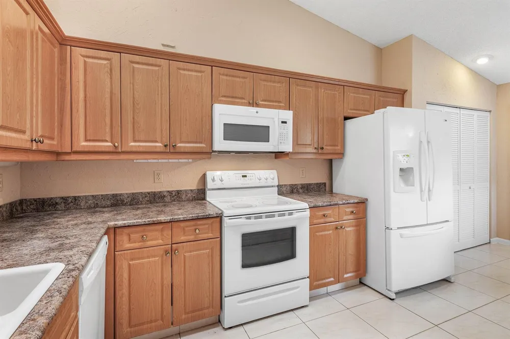 8271 SUN LAKE DRIVE Boca Raton, FL 33496