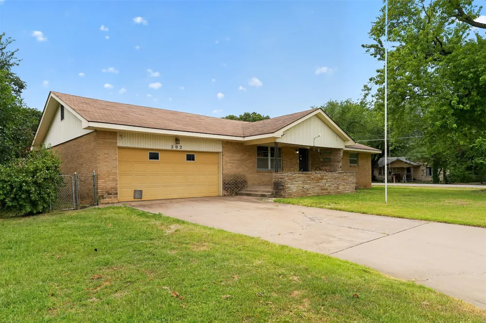 202 Bradley Place Bartlesville, OK 74006
