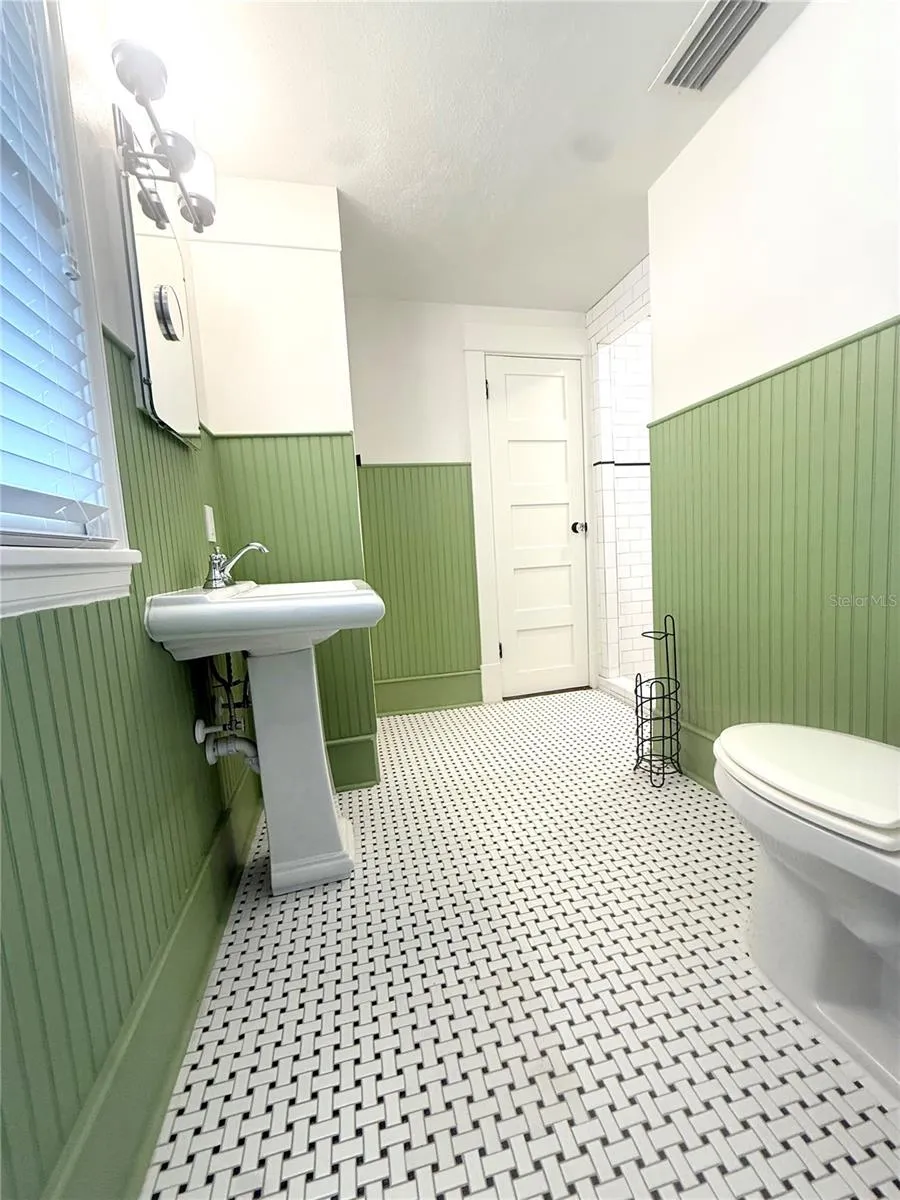 1903 CURRY FORD ROAD Orlando, FL 32806
