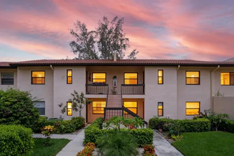 9286 VISTA DEL LAGO #F