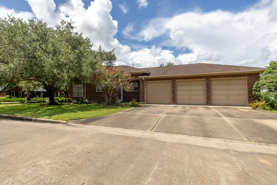 7 Stoney Brook Lane Bay City, TX 77414
