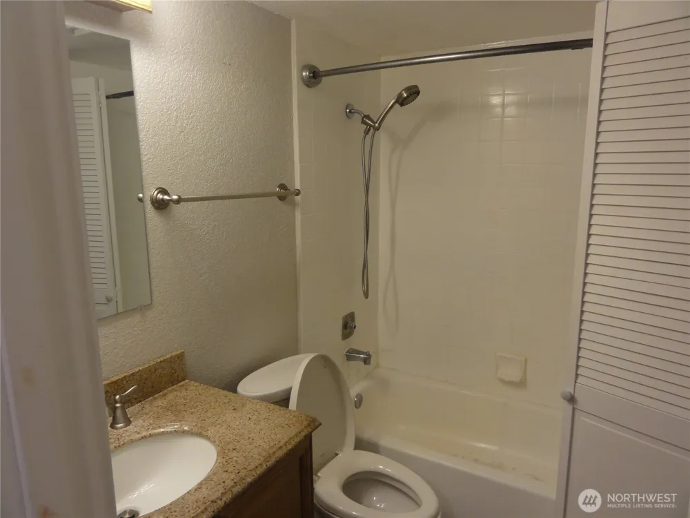 23511 102nd Avenue SE #D102 Kent, WA 98031