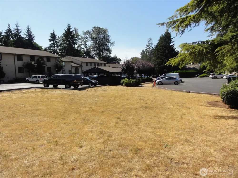 23511 102nd Avenue SE #D102 Kent, WA 98031