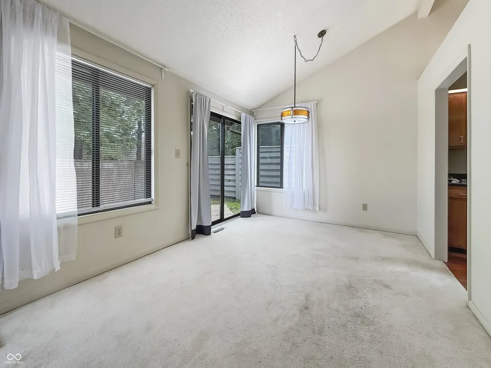 4692 Carya Square Columbus, IN 47201