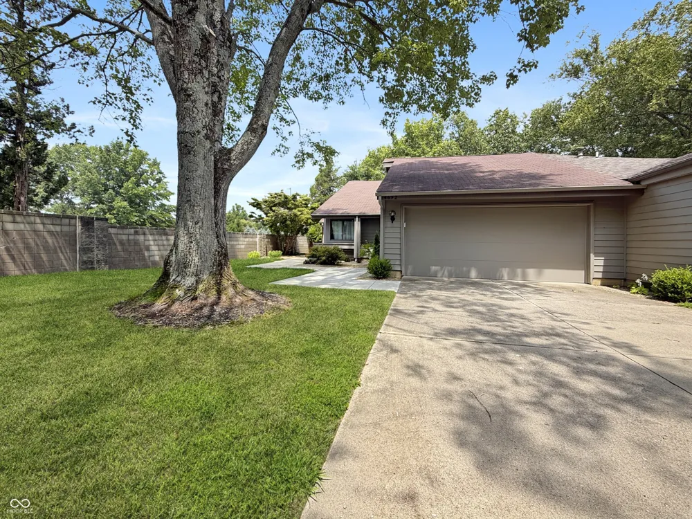 4692 Carya Square Columbus, IN 47201