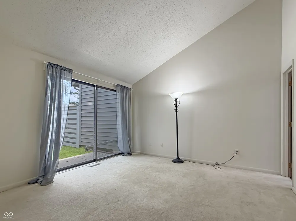 4692 Carya Square Columbus, IN 47201