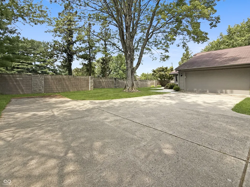 4692 Carya Square Columbus, IN 47201