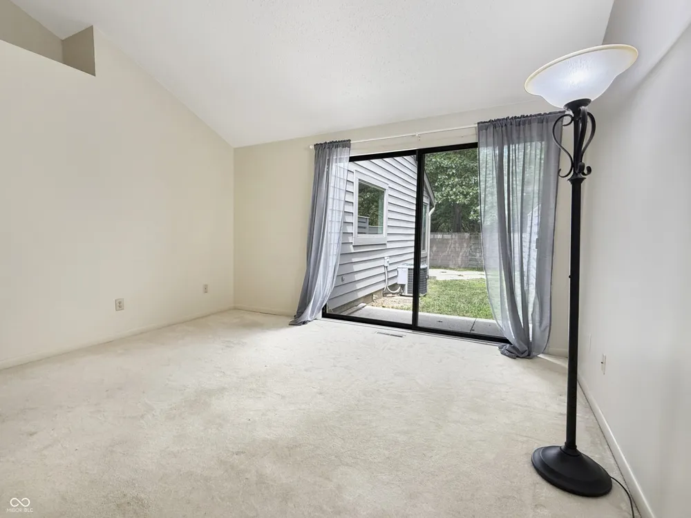 4692 Carya Square Columbus, IN 47201