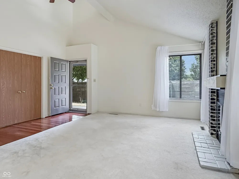 4692 Carya Square Columbus, IN 47201
