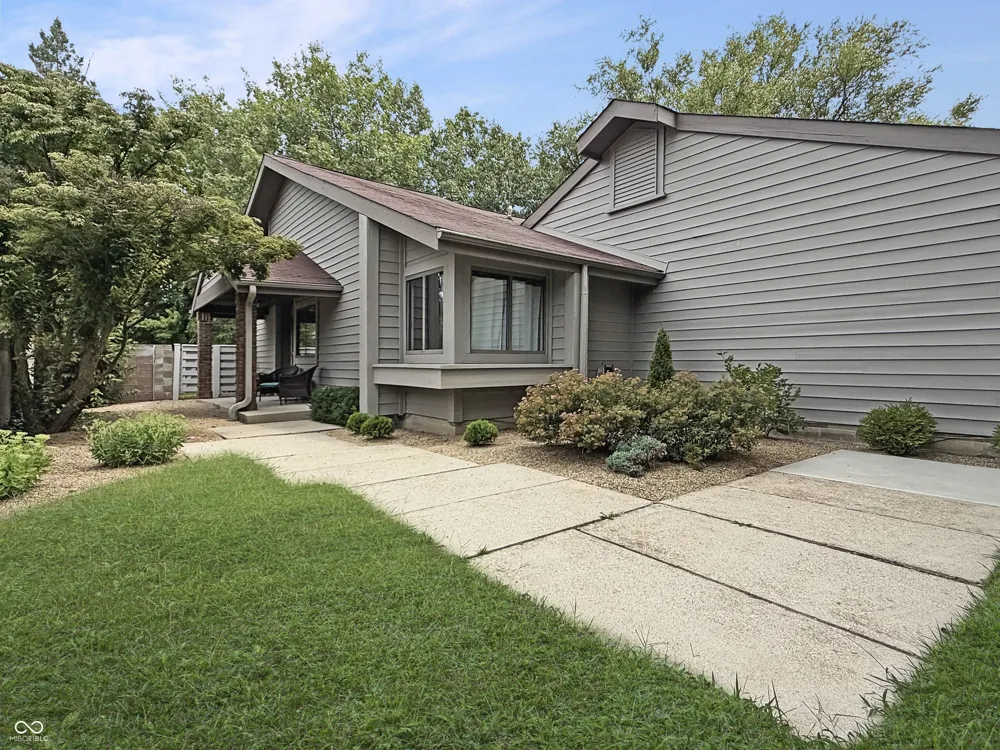 4692 Carya Square Columbus, IN 47201