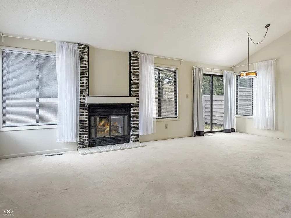 4692 Carya Square Columbus, IN 47201