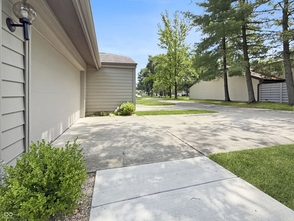4692 Carya Square Columbus, IN 47201