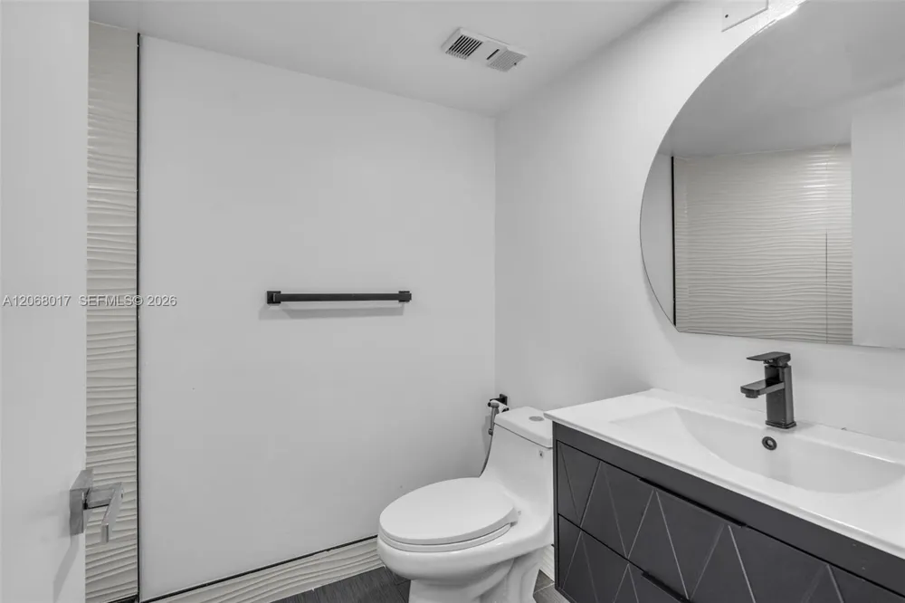 213 Lake Pointe Dr #106 Oakland Park, FL 33309
