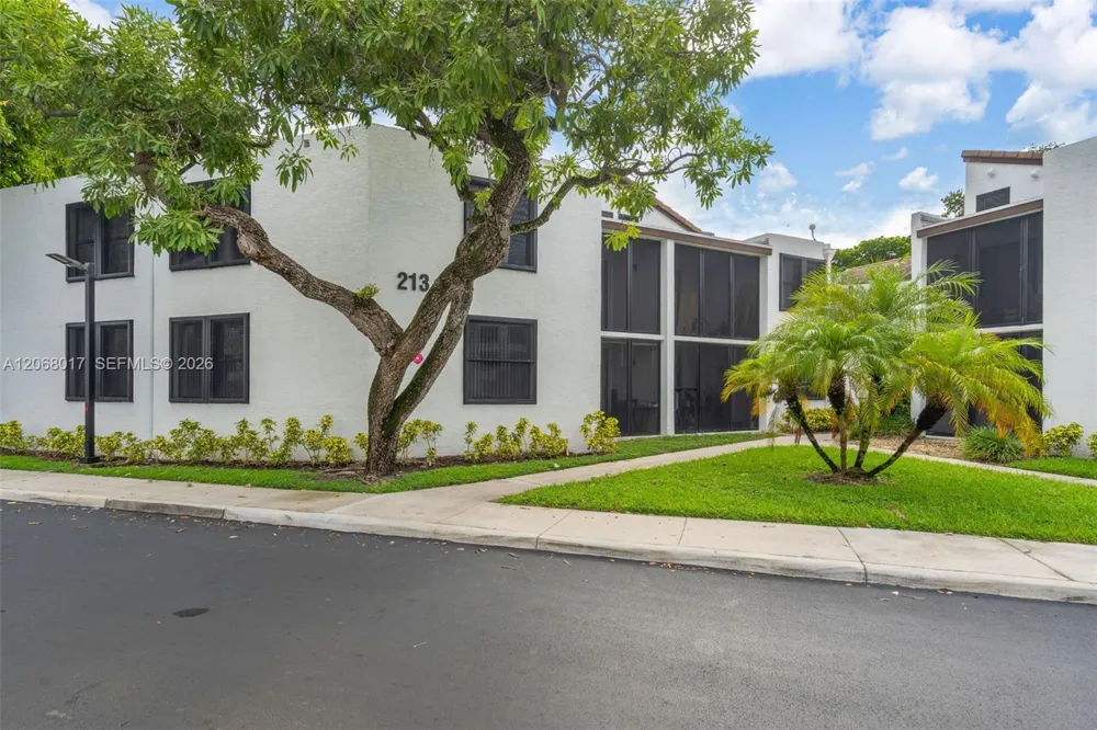 213 Lake Pointe Dr #106 Oakland Park, FL 33309
