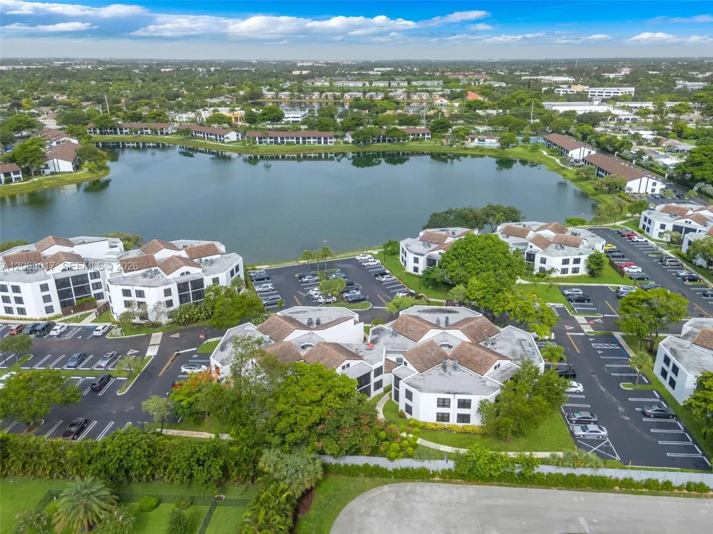 213 Lake Pointe Dr #106 Oakland Park, FL 33309