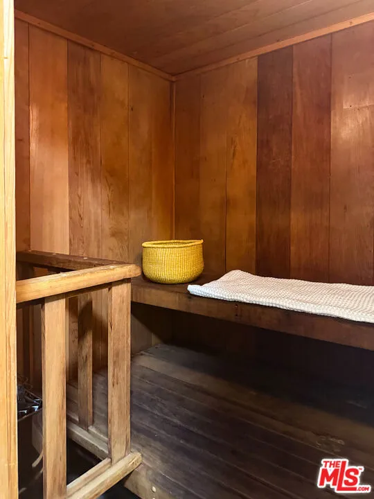 11645 Montana Avenue #101 Los Angeles, CA 90049
