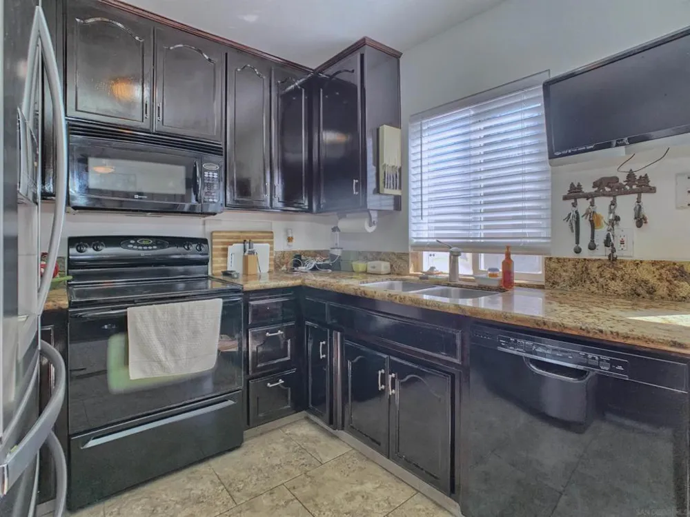 10618 QUEEN JESSICA LN Santee, CA 92071