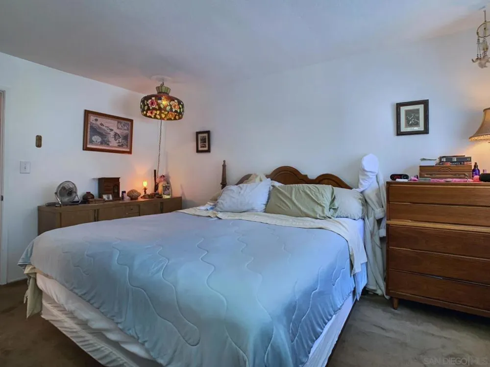 10618 QUEEN JESSICA LN Santee, CA 92071