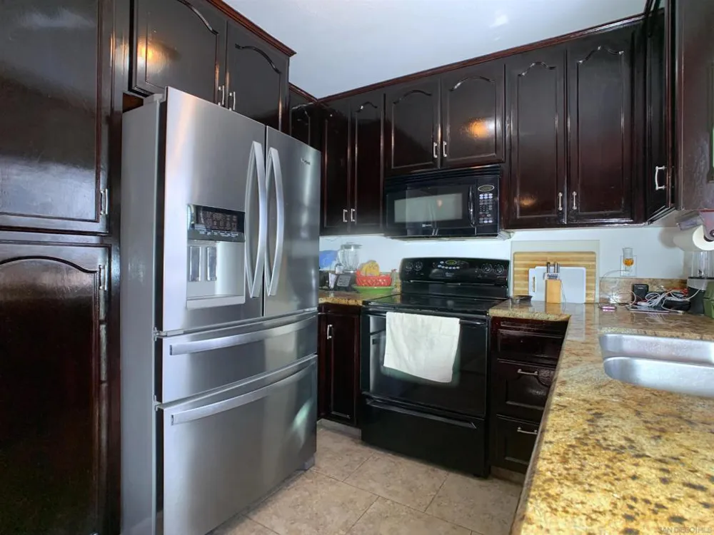 10618 QUEEN JESSICA LN Santee, CA 92071