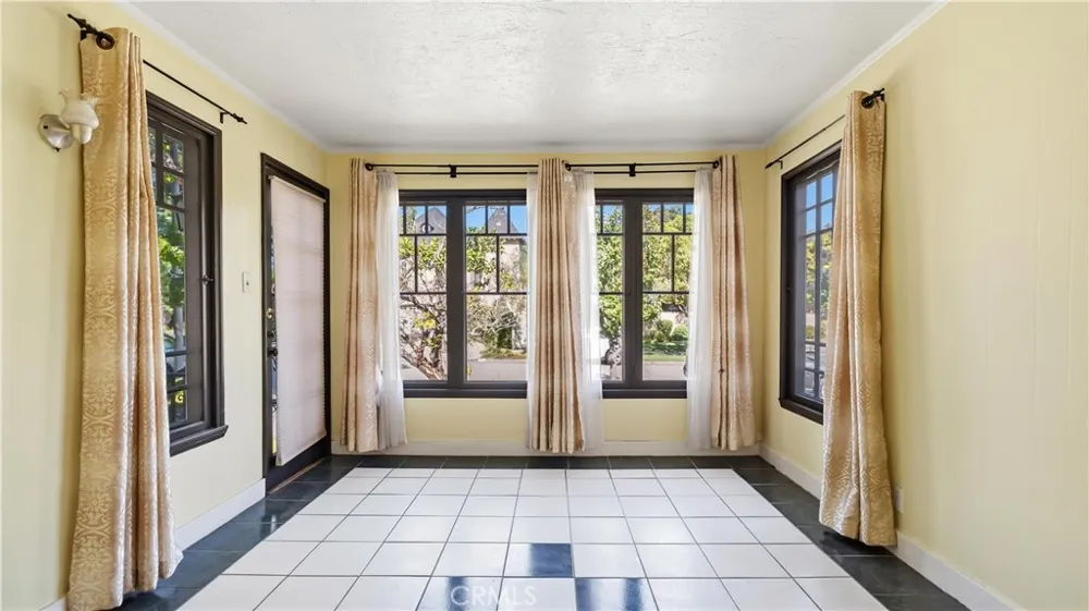 439 S Grand Oaks Ave Pasadena, CA 91107