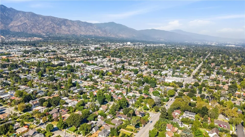 439 S Grand Oaks Ave Pasadena, CA 91107