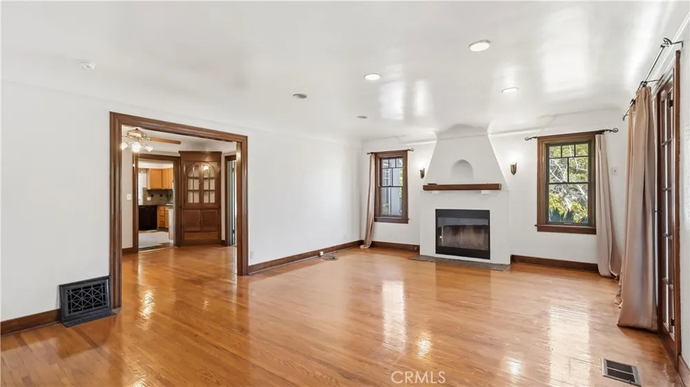439 S Grand Oaks Ave Pasadena, CA 91107