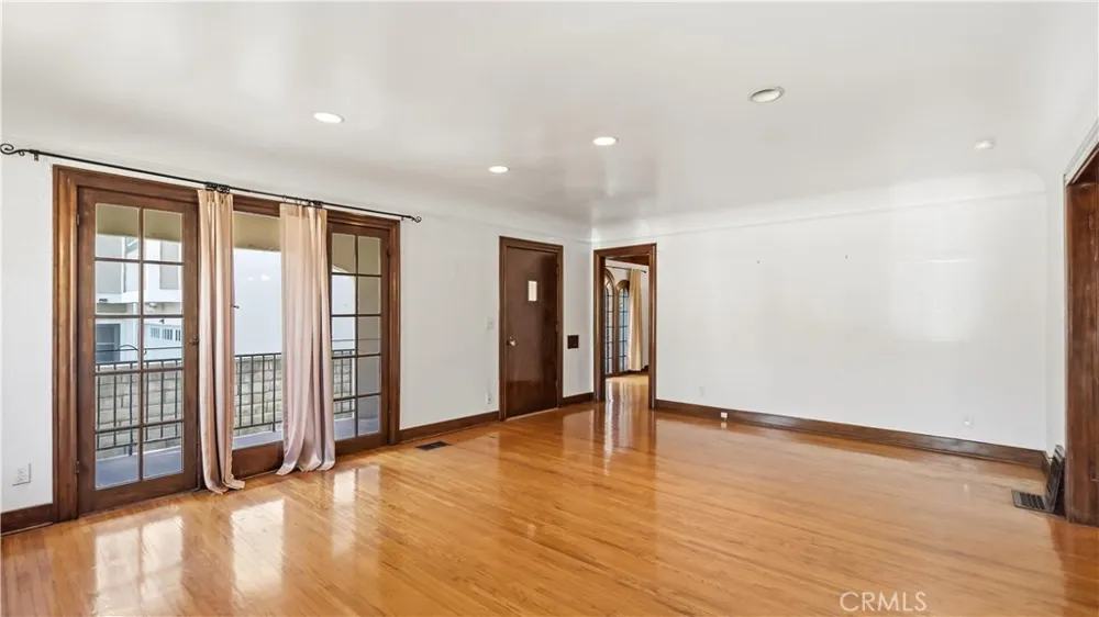 439 S Grand Oaks Ave Pasadena, CA 91107