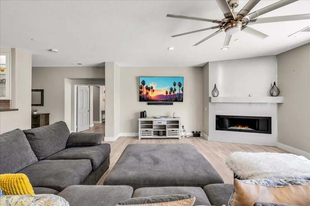 816 Mira Grande Palm Springs, CA 92262
