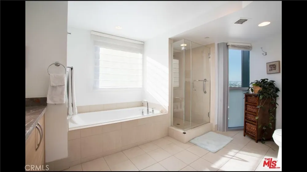 13650 Marina Pointe Drive #1605 Marina del Rey, CA 90292