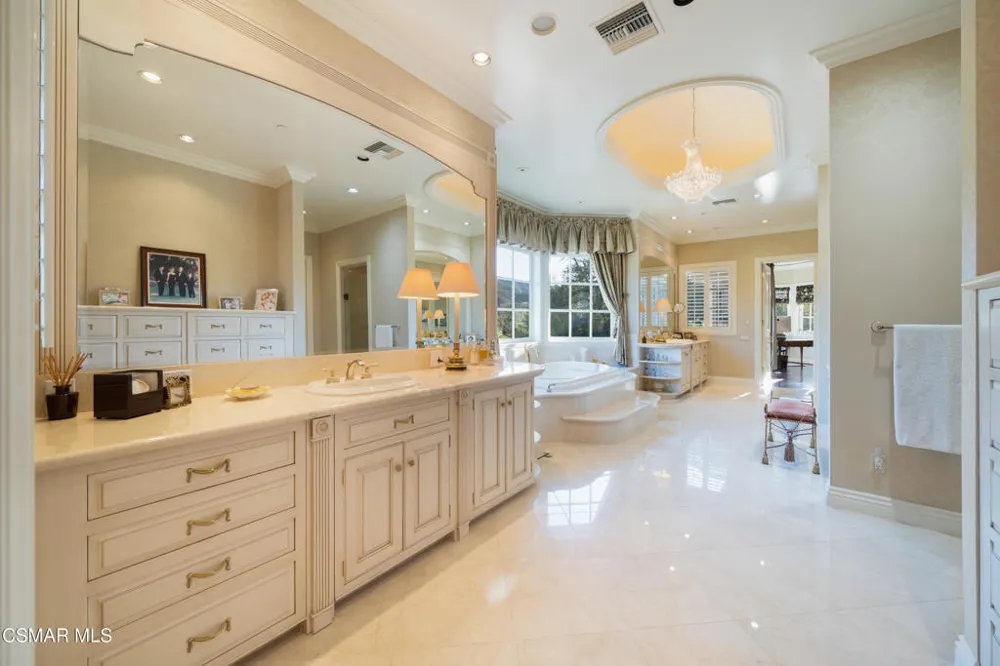 240 W Stafford Road Thousand Oaks, CA 91361