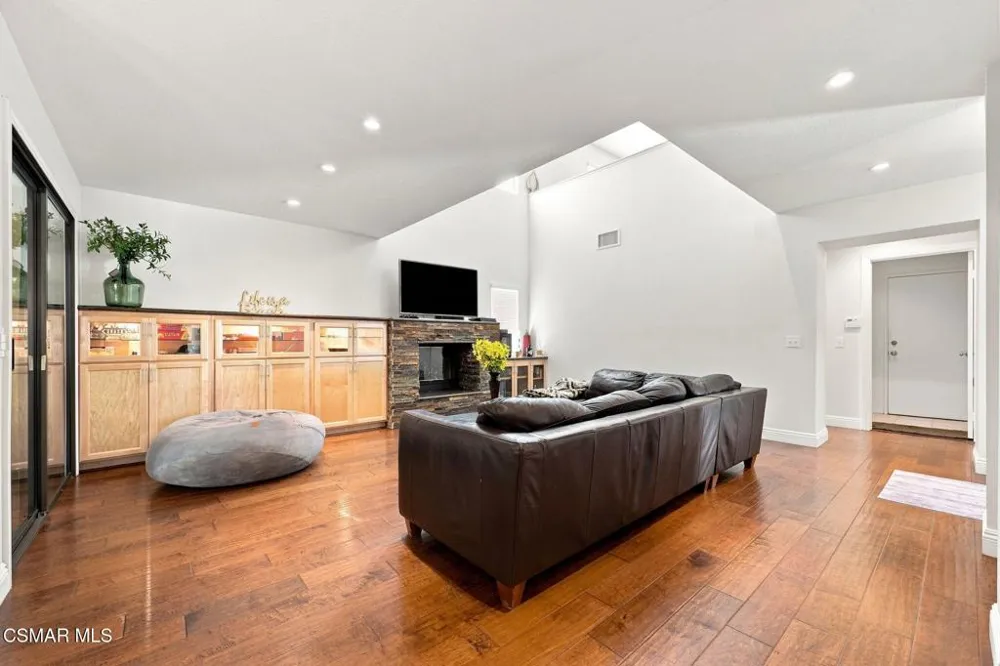 3982 Santa Monica Court Newbury Park, CA 91320