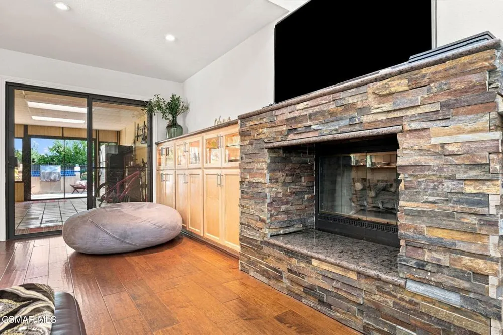 3982 Santa Monica Court Newbury Park, CA 91320