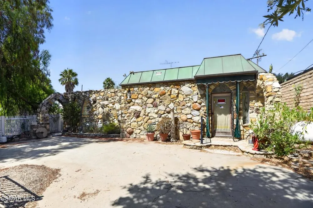 9208 Thompson Avenue Chatsworth, CA 91311