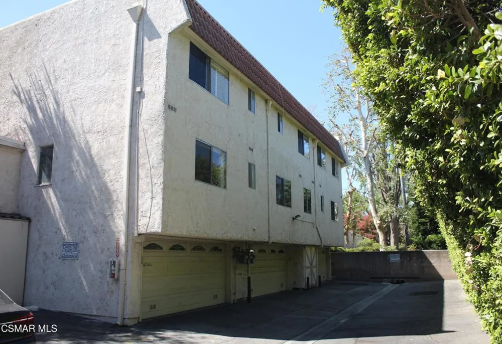 6254 Shoup Avenue #1/2 Woodland Hills, CA 91367
